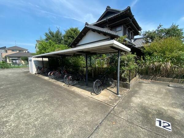 画像3:敷地内には屋根付きサイクルポートがあるので、大切な自転車等を雨ざらしにせずに保管できます♪