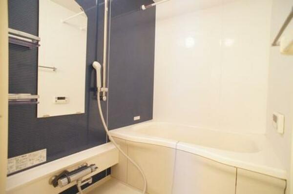 画像8:ブルーのカラーパネルが涼しげな印象の浴室です♪サーモスタッド水栓で温度調節も楽に行えます。