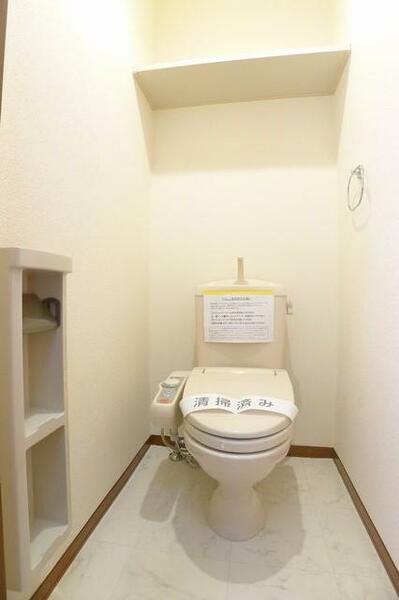 画像13:【トイレ】温水洗浄便座つきです☆上部には棚板があります♪