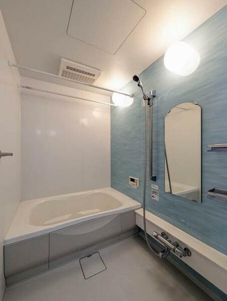 画像12:浴室はおしゃれなカラー壁面パネルがございます。