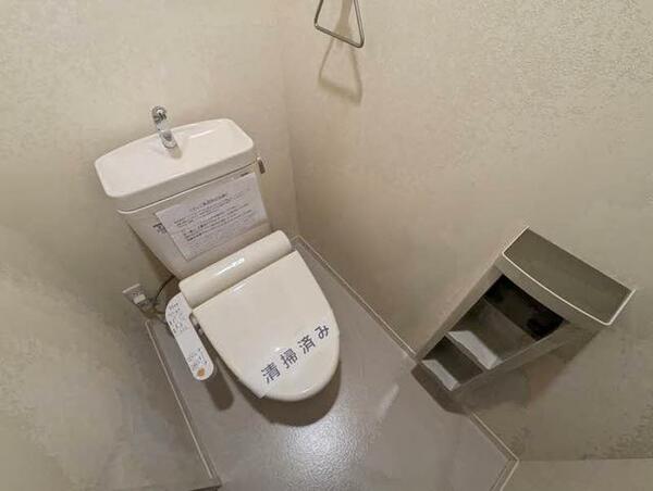 画像14:トイレは洗浄機能付き便座です。