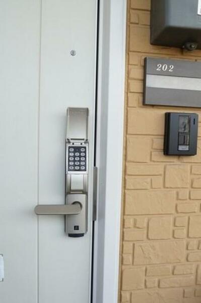 画像2:玄関錠はデジタル式！鍵を持ち歩かなくて済みます