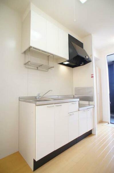 画像6:扉パネルを白で統一し、清潔感があり明るい雰囲気のキッチン♪水切り棚や上下に収納スペースを設けているの