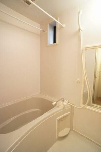 画像12:【浴室】大きめな鏡と収納棚がついた浴室です！小窓が設けてあるので、換気もしやすくお掃除などもしやすい