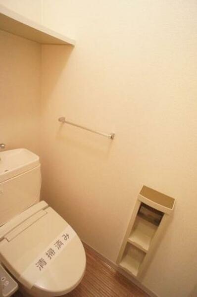 画像13:【トイレ】定番設備になってきた『暖房洗浄機能便座』が設置されたトイレです！上部の空間の収納棚は清掃用