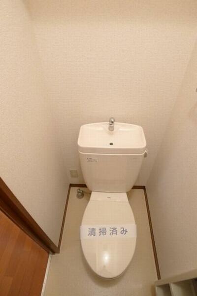 画像6:トイレにはペーパーホルダーを設置です。