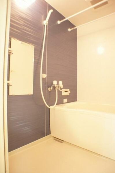 画像10:■浴室■１日の疲れを癒してくれる浴室はブルーのアクセント壁が印象的♪