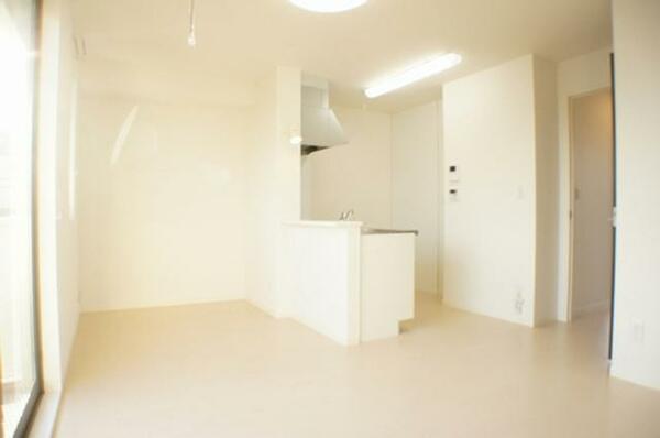 画像3:■ＬＤＫ■明るく開放的なＬＤＫは快適な住空間をプロデュース☆嬉しい居室照明、エアコン付☆
