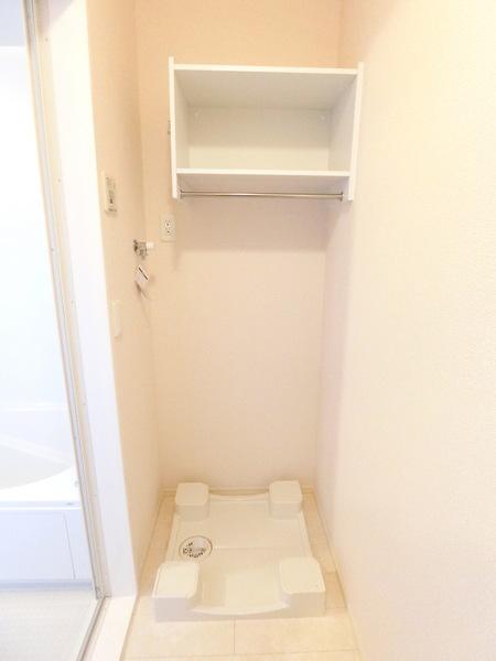 画像16:防水パン付室内洗濯機置場、上部に棚あり