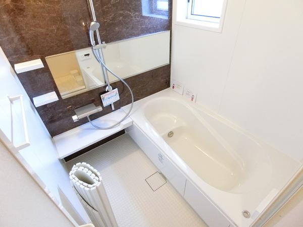 画像3:大きな一坪風呂には浴室乾燥機、窓付き