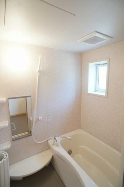 画像11:【浴室】換気と採光を考慮した小窓があって明るく清潔感あるバスルーム♪