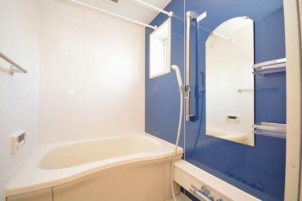 画像9:追い焚き機能付きの浴室です！！温度調節可能なサーモスタット水栓付！！上下に移動が可能なスライドバー付
