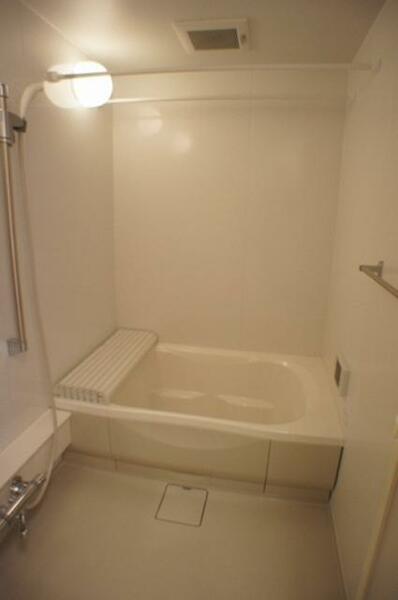 画像15:追い焚き機能付きの浴室です！！温度調節可能なサーモスタット水栓付！！上下に移動が可能なスライドバー付