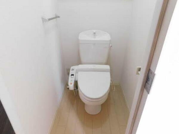 トイレ：便利な洗浄機能付き便座♪　ペーパーホルダー＆タオルハンガー有☆