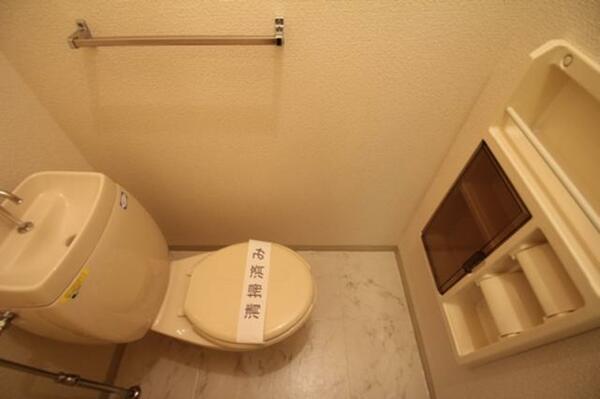 画像11:◆トイレ◆トイレットペーパー他、小物も入れられる壁面収納棚付。