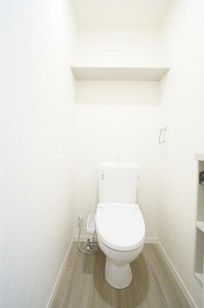 画像11:トイレには暖房洗浄便座、ストック置きの上部棚がございます。