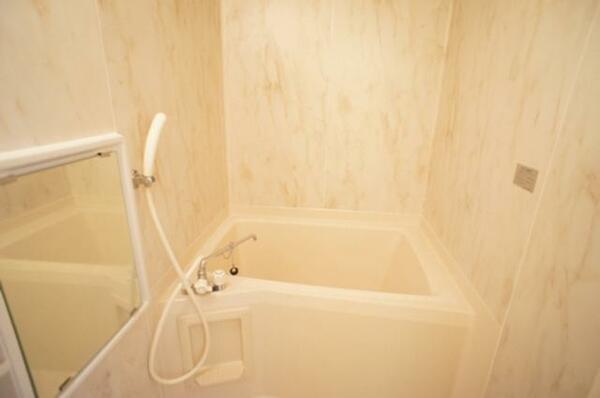 画像11:給湯式浴室です。