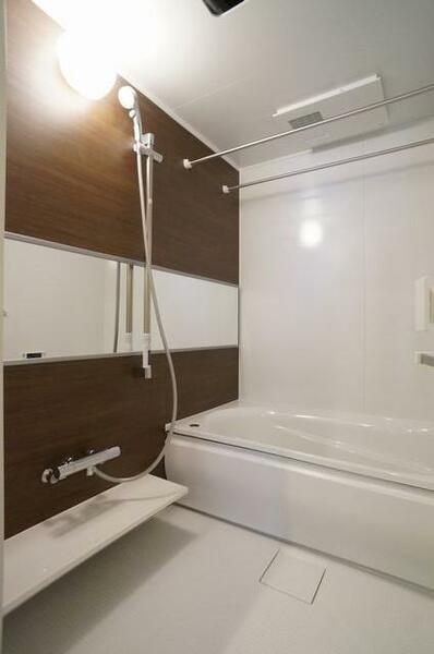 画像8:【浴室】浴室には浴室暖房乾燥機・サーモスタット水栓等便利な機能を採用♪壁のパネルも一面をブラウンにす