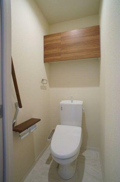 画像9:【トイレ】トイレには洗浄便座も設置！上部には収納棚、側面には手摺を設けて利便性を向上♪