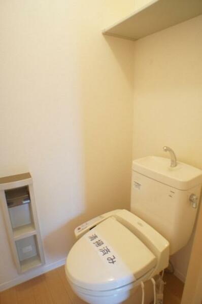 画像11:【トイレ】今や老若男女に人気のアイテムの洗浄機能付暖房便座です！上部には空間を利用しトイレットペーパ