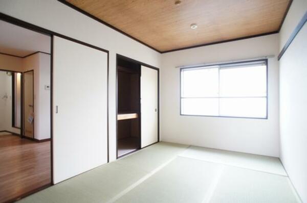 画像8:北側の5.4帖の和室です。大きな窓があるので明るいお部屋です♪こちらのお部屋も押入がございます。