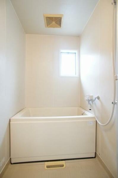 画像9:浴室は小窓があり明るい空間です。換気にも便利です♪