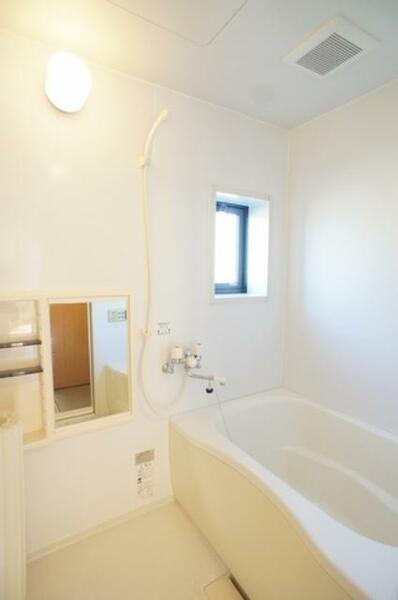 画像9:【浴室】換気と採光を考慮した小窓があって明るく清潔感あるバスルーム♪※工事前の為、別の部屋の写真とな