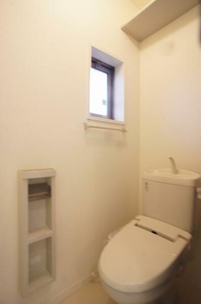 画像11:【トイレ】洗浄機能付暖房便座です！上部には空間を利用しトイレットペーパー等をストックできる棚が付いて