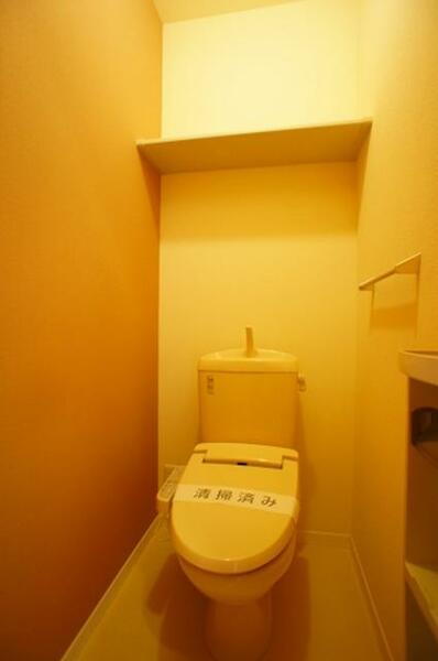 画像10:【トイレ】シャワートイレ完備★上部には棚があり、小物が置けます★