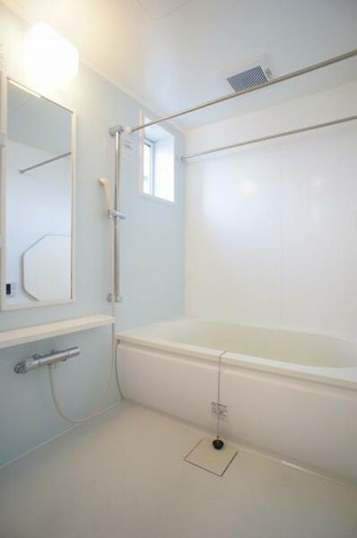 画像5:【浴室】大きな鏡♪シャワーヘッドは上下に高さ調節可能です★