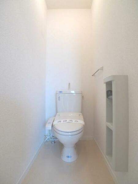 画像16:【トイレ】洗浄便座付きのトイレ♪ツールボックスやタオルハンガーなど・・・細かいですがうれしい設備が整
