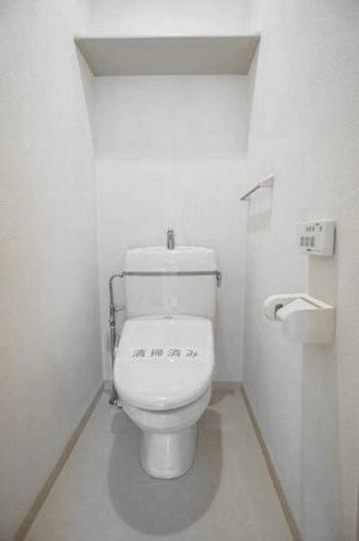 画像13:暖房洗浄便座機能付トイレです♪奥の棚も生活用品の整理に便利です♪