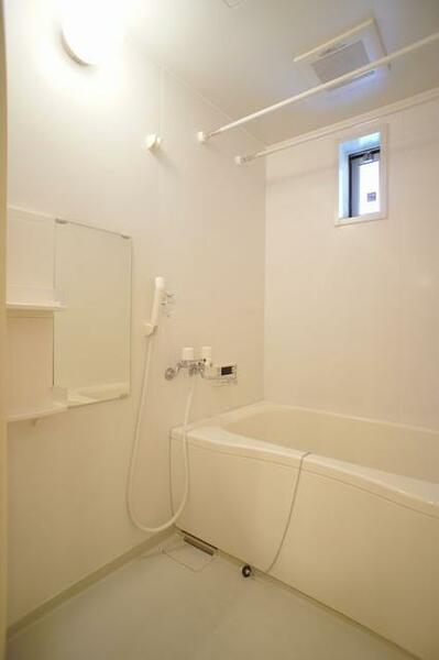 画像10:○清潔感のある浴室○　疲れを癒すお風呂タイムはやっぱり清潔感のある空間で♪２４時間換気システムと物干