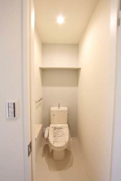 画像8:【トイレ】もちろん暖房機能付洗浄便器です！上部には空間を利用し、トイレットペーパー等をストックできる
