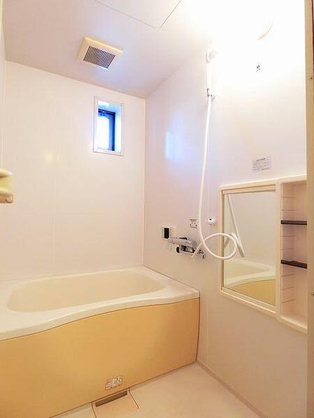その他画像：【浴室】浴室にはミラーキャビネットが付いています☆　キャビネットには小物を置ける棚も設置されています