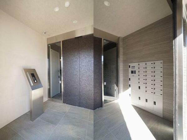 画像7:【共用玄関】自動ドアを通るとオートロック付共用玄関です。宅配ボックスは鍵のタッチで簡単に荷物を取り出