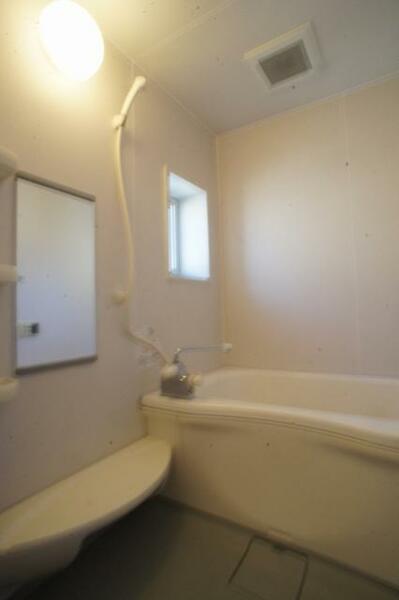 画像6:【浴室】換気と採光を考慮した小窓があって明るく清潔感あるバスルームは、沸かし直しができる追焚給湯機能