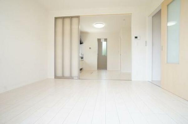 画像7:【南洋室（リビング）6.4帖】清潔感のある白を基調に明るくシンプルなコーディネーションは、部屋を明るく