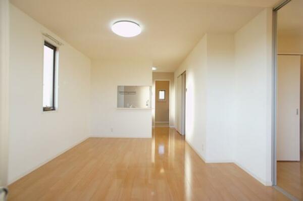 画像4:■ＬＤＫ■　12.8帖のＬＤＫ！【※LED照明備え付き！】明るい床と建具が一層部屋を広く見せてくれます！