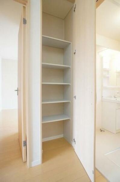 画像10:キッチン横の収納は、高さ調整が出来る可動式棚を採用。パントリー（食器・食品庫）や日用品収納としてご利