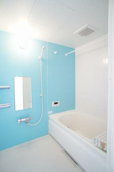 画像5:１日の疲れを取るお風呂は壁の一面だけ色を変えてアクセントを付けています。