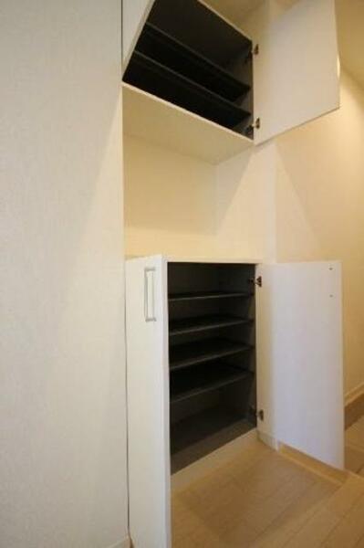 画像13:【玄関収納】シューズクロークは可動敷きで棚の高さ調節が可能。真中はカウンターになっていて、飾り棚とし