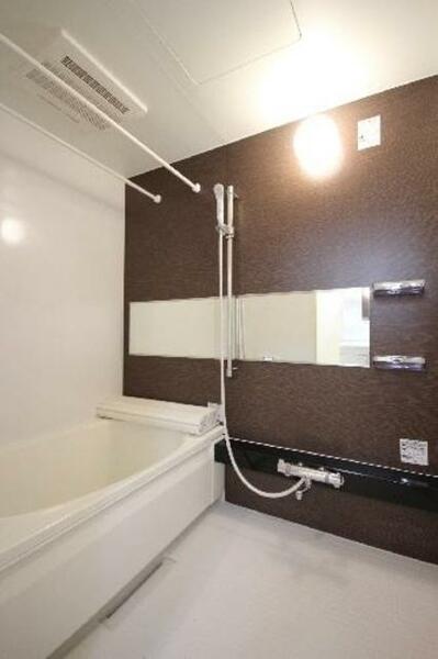 画像15:【浴室】アクセントの壁、横長の鏡がオシャレ♪浴室乾燥暖房付きで設備も充実！