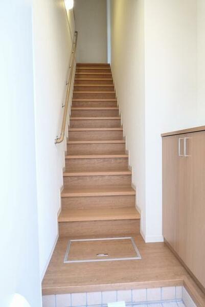 画像16:【玄関ホール】2階へ続く階段が戸建感覚を演出をしてくれます。階段手摺は日常の上り下りをサポート♪右側