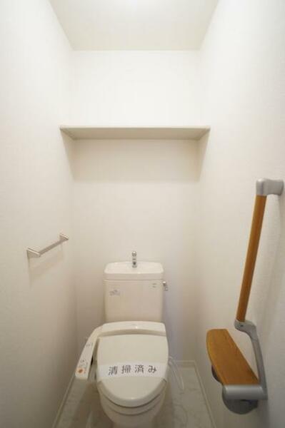 画像16:【トイレ】今や老若男女に人気アイテムの洗浄機能付暖房便座です！上部には空間を利用しトイレットペーパー