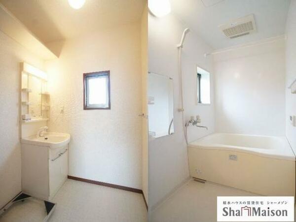 画像6:■洗面所・浴室■鏡の両脇に収納スペースを確保した洗髪洗面台は水栓がリフトアップするので洗髪もラクラク