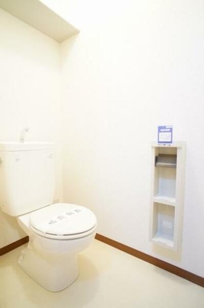 画像12:【トイレ】上段には棚があるのでトイレットペーパー等の備品をしまうことができます！