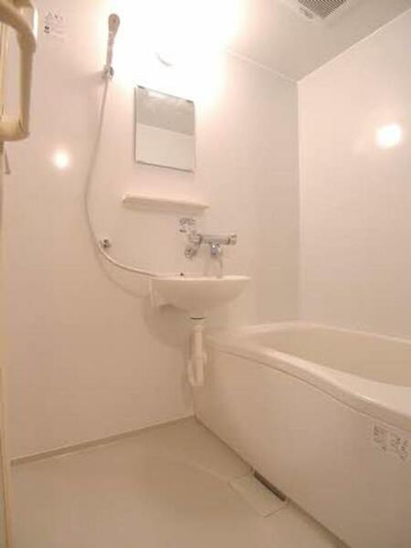 画像13:【浴室】浴室は洗面器付のバスタブです♪浴室で洗面スペースを確保しているため水回りを一まとめにできてコ