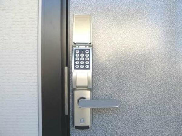 画像16:【玄関・デジタロック】玄関の鍵にはデジタロックを採用♪暗証番号の入力で開錠できますので、鍵を持ち歩か