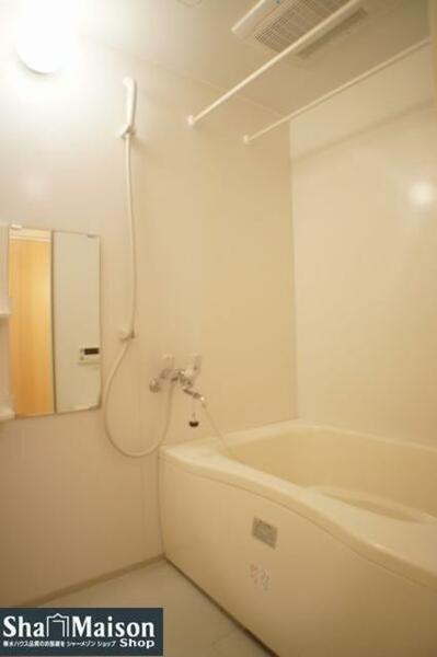 画像14:■浴室■　ホワイトを基調とし、明るく清潔感あるバスルームは、沸かし直しができる追焚給湯機能付き。洗濯